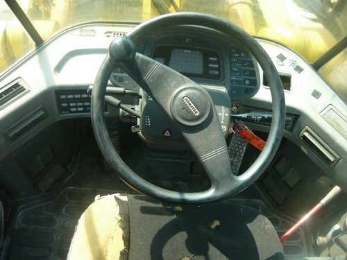 รถตักล้อยาง 3 คิว Komatsu WA300-3E รถเก่านอก ยังไม่เคยผ่านการใใช้งานในไทย 100\%