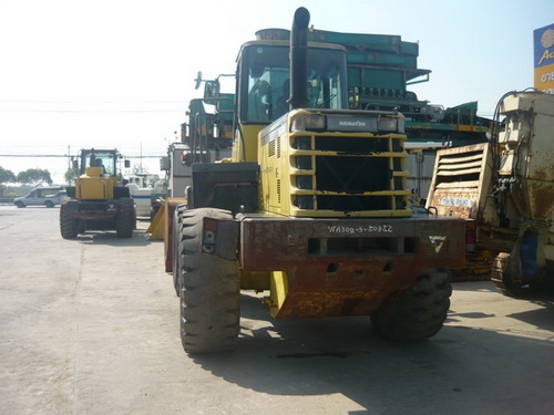 รถตักล้อยาง 3 คิว Komatsu WA300-3E รถเก่านอก ยังไม่เคยผ่านการใใช้งานในไทย 100\%