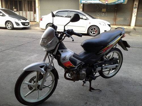 Sonic ปี 46 สีดำ เทา รถบ้าน เครื่องเดิม เอกสารครบ ราคาเร้าๆ Sonic ปี 46 สีดำ เทา รถบ้าน เครื่องเดิม เอกสารครบ ราคาเร้าๆ