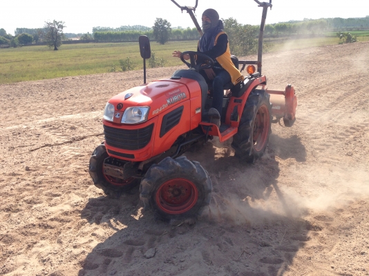 ขายด่วน KUBOTA B2420 เครื่องดี มีภาพวีดีโอ อุปกรณ์ มี 3 รายการ ผาน5 โรตารี่ ล้อเหล็ก สภาพสวยพร้อมใช้