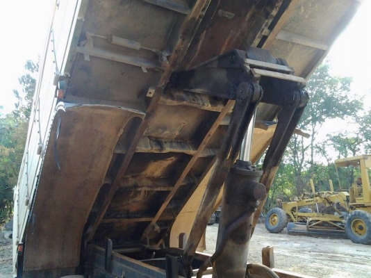 รถฮีโน่ 10 ล้อดั้ม F17  187 แรงม้า.  สนใจติดต่อ 081 - 6079515