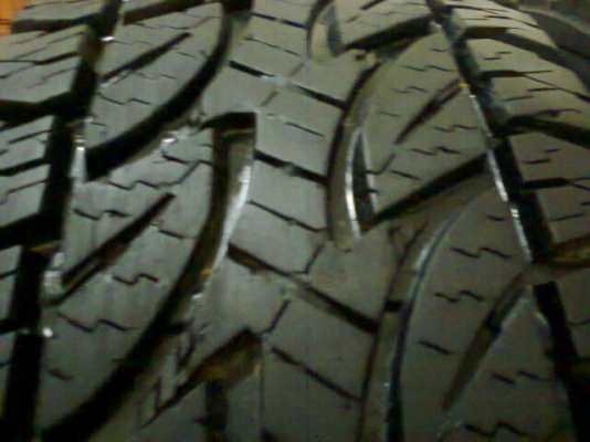 31X10.5R15 ปี09ดอกเต็มยางนิ่มๆแต่มีคู่เดียวพร้อมใช้ไม่ปะไม่บวมไม่บัง