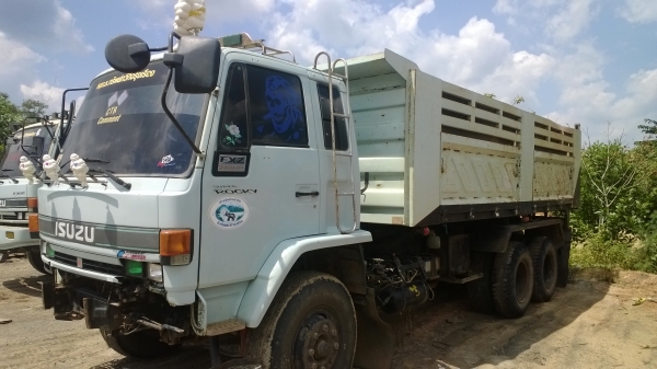 (รูปใหม่ปัจจุบัน)ROCKY 240 นางฟ้าแท้ รถสภาพดีอยู่ พร้อมใช้งาน กันชนหน้าถอดอยู่...