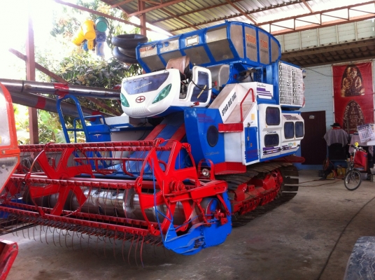 ขายด่วนรถเกี่ยวข้าว ศักดิ์พัฒนา รุ่น STAR BIG เครื่อง JO8C TURBO 260Hp เช็กใหม่หมดพร้อมใช้มาก มีหลายคันให้เลือกชมครับ(รถอยู่โพทะเลพิจิตร)