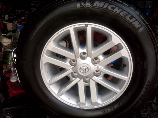 ขายเเม๊กพร้อมยางฟรอนจูนเนอร์ 265/65/17 ขายเเม๊กพร้อมยางฟรอนจูนเนอร์ 265/65/17