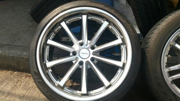 ขายเเม๊กพร้อมยาง 5 รู สภาพตามรูป 245/35/19 มีตำหนิ เเตก 1 วง ซ่อมเเล้ว