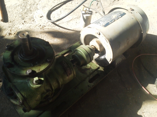 มอเตอร์พร้อมต่อกับเกียร์ทดของ ญี่ปุ่น ขนาด 1/2 แรงม้าทดรอบแล้วหมุนที่ 90 รอบต่อนาที