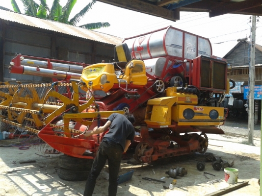 ขายรถเกี่ยวข้าวศักดิ์พัฒนาสภาพ80\% (วางก่อนได้) ขายรถเกี่ยวข้าวศักดิ์พัฒนาสภาพ80\% (วางก่อนได้)