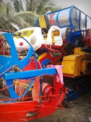 ขายรถเกี่ยวข้าวศักดิ์พัฒนาสภาพ80\% (วางก่อนได้) ขายรถเกี่ยวข้าวศักดิ์พัฒนาสภาพ80\% (วางก่อนได้)