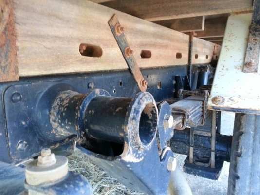 รถฮีโน่  4 ล้อ รั้ว ทูโถ้  100 แรงม้า. ปี 47  ( รถวิ่ง 64,xxx กว่า กม. )  สนใจติดต่อ 081 - 6079515