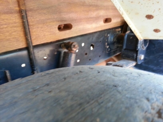 รถฮีโน่  4 ล้อ รั้ว ทูโถ้  100 แรงม้า. ปี 47  ( รถวิ่ง 64,xxx กว่า กม. )  สนใจติดต่อ 081 - 6079515