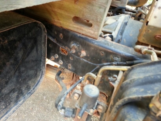 รถฮีโน่  4 ล้อ รั้ว ทูโถ้  100 แรงม้า. ปี 47  ( รถวิ่ง 64,xxx กว่า กม. )  สนใจติดต่อ 081 - 6079515