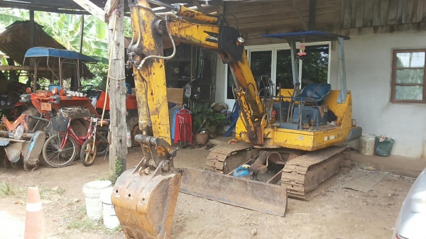 ***ขายแล้วครับขอบคุณ Truck2hand ขายรถขุดน้อย KOMATSU PC30-3 เครื่องเดิมปั๊มเดิม แรงดี ใช้งานปกติ เอวดีไม่แตก ใบแทรก โซ่ สภาพดี ทำงานได้ปกติ อาร์มมีปะนิดหน่อย สภาพพร้อมใช้งาน เอกสารสัญญาซื้อขาย ราคาต่อรองได้เด้อพี่น้องครับ