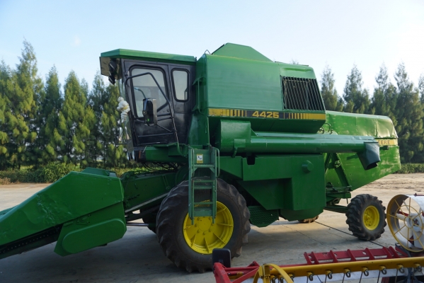 No.00088 รถเกี่ยวข้าวโพดไฮโดร พร้อมหัวจอร์นเดียร์ No.00088 รถเกี่ยวข้าวโพดไฮโดร พร้อมหัวจอร์นเดียร์