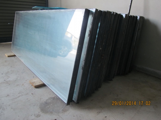 ขายกระจกสำเร็จรูปติดบ้านร้านค้าหรืออาคารเป็นกระจกเซฟตี้มี2ด้าน