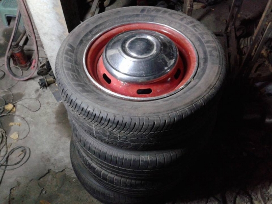ขายล้อฝาตบพร้อมยาง ใส่ดัสสันช้างเหยียบR14