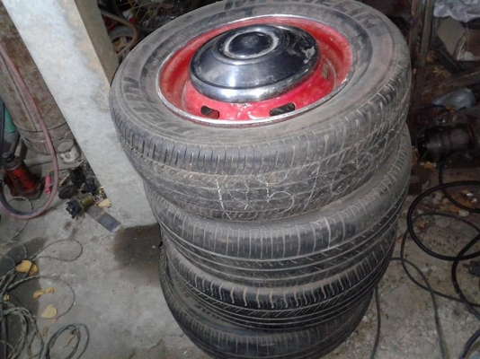 ขายล้อฝาตบพร้อมยาง ใส่ดัสสันช้างเหยียบR14