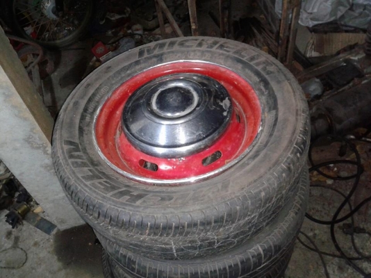 ขายล้อฝาตบพร้อมยาง ใส่ดัสสันช้างเหยียบR14