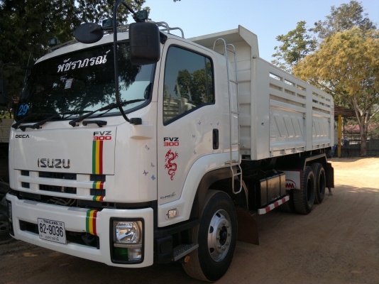 ISUZU FVZ 300 แรงม้า สภาพ 95\% รถปี56 รถวิ่งเพียง 40000  กิโล