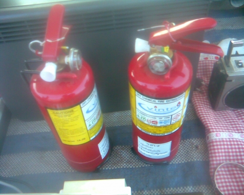 เครื่องดับเพลิงเล็กพกพาได้หรือติดรถครับ