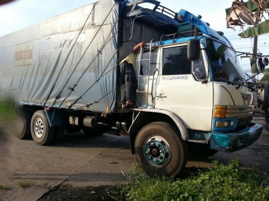 รถอีซูซุ  10 ล้อ รั้ว F17  168 แรงม้า.  สนใจติดต่อ 081 - 6079515