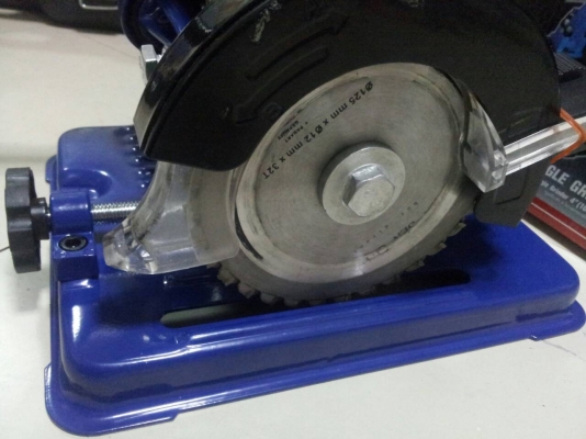 เลื่อยไฟฟ้าใบมีดคู่ ( Dual Saw Blade) 125mm ทำให้เรื่องตัดเป็นเรื่องง่าย มาพร้อมแท่นตัดสะดวกใช้งาน  ของใหม่เพิ่งนำเข้ามาครับ