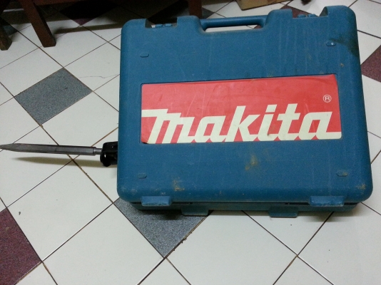 ขายเครื่องสกัดแย็กไฟฟ้ายี่ห้อMAKITAรุ่นHM1201(MADE IN JAPAN)พร้อมใช้งาน