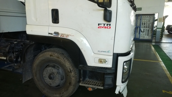 6ล้อดั้มISUZU 240 แรงปี*52 รถเบียดมา...เสียหายไม่เยอะ.โดนหัวเก๋งข้างซ้ายเท่านั้น 6ล้อดั้มISUZU 240 แรงปี*52 รถเบียดมา...เสียหายไม่เยอะ.โดนหัวเก๋งข้างซ้ายเท่านั้น