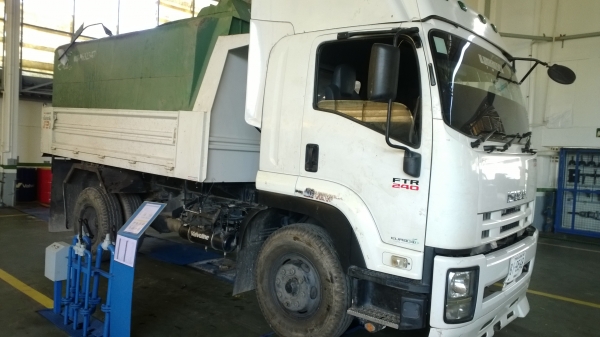 6ล้อดั้มISUZU 240 แรงปี*52 รถเบียดมา...เสียหายไม่เยอะ.โดนหัวเก๋งข้างซ้ายเท่านั้น