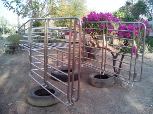 ขายคอกแสตนเลส ใส่รถ4ประตู ราคาย่อมเยาว์ สภาพ 90 \%ครับ