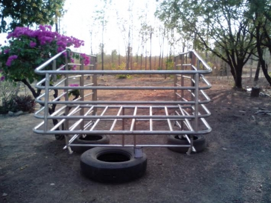 ขายคอกแสตนเลส ใส่รถ4ประตู ราคาย่อมเยาว์ สภาพ 90 \%ครับ