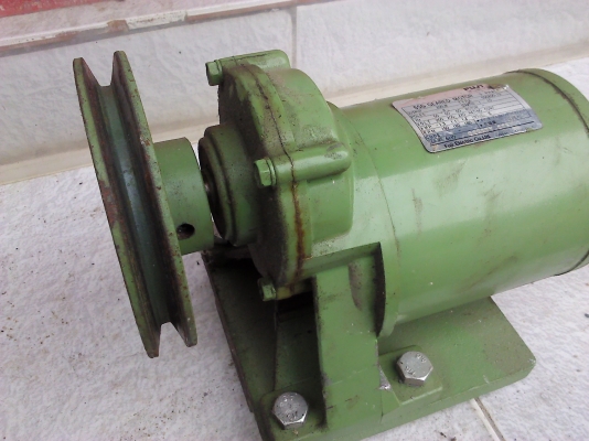 (ถ่ายVDOให้ดู)มอเตอร์เกียร์ หมุน ซ้าย-ขวา FUJI ขนาด200 W. หมุนที่ 150 รอบต่อนาที แรงบิดเยอะ 220V. 3 เฟส แต่ต่อใช้ไฟ