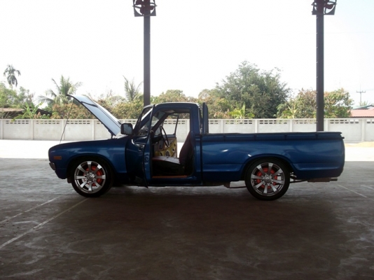 ขายดัทสันช้างเหยียบ 620 สีน้ำเงินสด ติดเครื่องเสียงและไฟแต่งสภาพสวยๆ ทะเบียนเต็ม