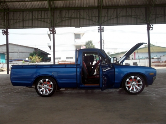 ขายดัทสันช้างเหยียบ 620 สีน้ำเงินสด ติดเครื่องเสียงและไฟแต่งสภาพสวยๆ ทะเบียนเต็ม