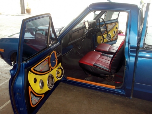 ขายดัทสันช้างเหยียบ 620 สีน้ำเงินสด ติดเครื่องเสียงและไฟแต่งสภาพสวยๆ ทะเบียนเต็ม