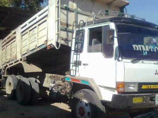 MITSUBISHI FUSO FN527 - 190 HP 6D16 สิบล้อดั๊มพ์ 2 เพลา หลงสายฟ้า แปลงเป็นเพลาบุ๋มเบรคใหญ่ ตาเหลี่ยมครบแล้วภายในเก๋งอยู่ครบ พวงมาลัยเพาเวอร์ เบรคทริ๊ปฟี้ เครื่องเดิมๆแรงดี เกียร 10 SPEED ลูกใหม่ กระบะดั๊มพ์เหล็ก 12 ตัน KAC สภาพดีไม่มีผุ ช่วงล่างคัชซีไม่บว