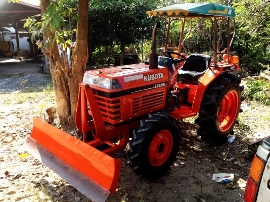 ขายด่วนรถไถคูโบต้าL2605อุปกรณ์ใบมีดดันดินหน้าและผานพรวนรถสวยมากใช้เฉพาะในไร่เครื่องแน่ไม่มีรอยเยิ้มสนใจติดต่อ081-9136451 ขายด่วนรถไถคูโบต้าL2605อุปกรณ์ใบมีดดันดินหน้าและผานพรวนรถสวยมากใช้เฉพาะในไร่เครื่องแน่ไม่มีรอยเยิ้มสนใจติดต่อ081-9136451