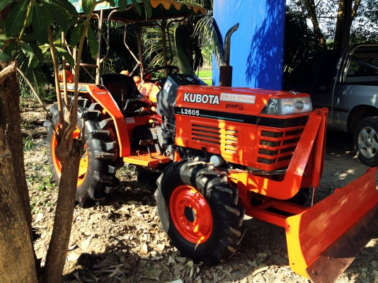 ขายด่วนรถไถคูโบต้าL2605อุปกรณ์ใบมีดดันดินหน้าและผานพรวนรถสวยมากใช้เฉพาะในไร่เครื่องแน่ไม่มีรอยเยิ้มสนใจติดต่อ081-9136451 ขายด่วนรถไถคูโบต้าL2605อุปกรณ์ใบมีดดันดินหน้าและผานพรวนรถสวยมากใช้เฉพาะในไร่เครื่องแน่ไม่มีรอยเยิ้มสนใจติดต่อ081-9136451