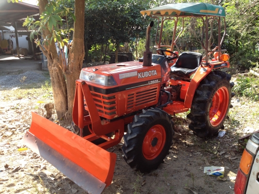 ขายด่วนรถไถคูโบต้าL2605อุปกรณ์ใบมีดดันดินหน้าและผานพรวนรถสวยมากใช้เฉพาะในไร่เครื่องแน่ไม่มีรอยเยิ้มสนใจติดต่อ081-9136451