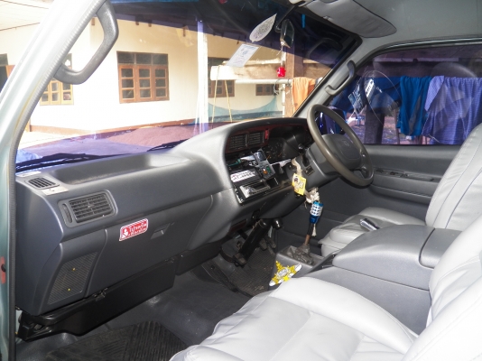 ขายรถตู้หัวจรวด หลังคาสูงปี 2002 เครื่อง3000 ดีเซล เบาะVIP รถบ้าน