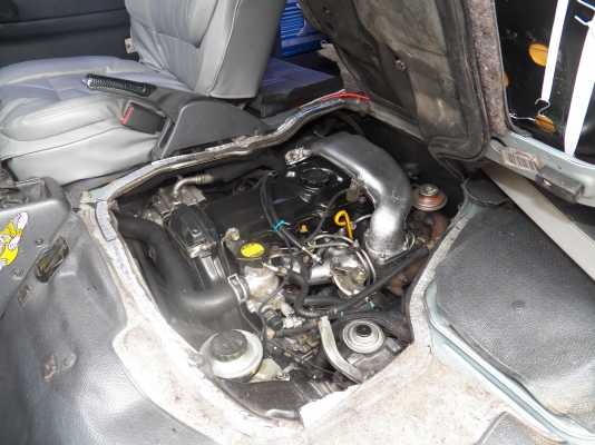 ขายรถตู้หัวจรวด หลังคาสูงปี 2002 เครื่อง3000 ดีเซล เบาะVIP รถบ้าน