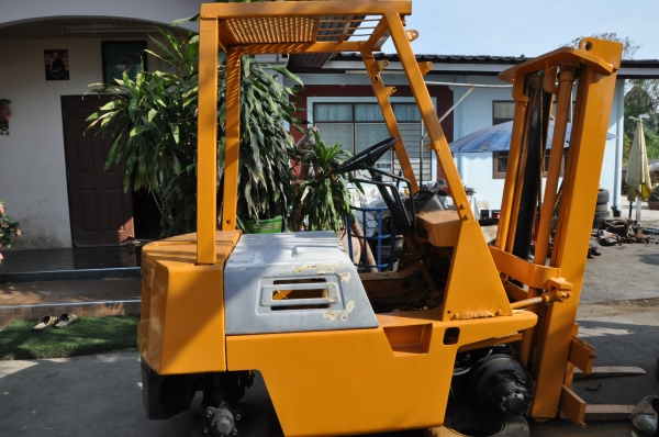 ขายรถโฟร์คลิฟท์   KOMATSU FD15 เครื่องดีเซล เสา 3 เมตร