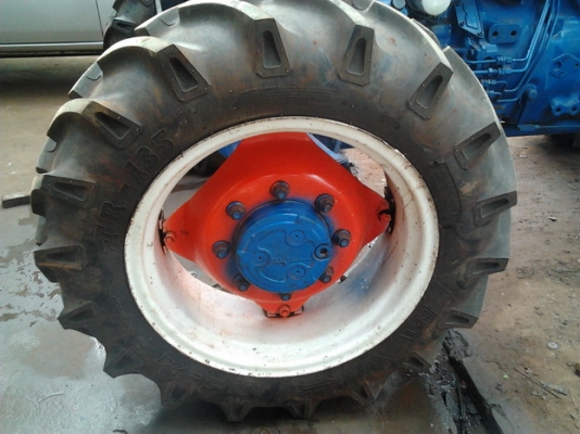 FORD 3930 NEW HOLLAND - 2 เพลา สภาพดีมากสวยจัดทั้งคันเหมือนใหม่ 60 แรง เกียร์ 8X8 เครื่องแรงดีกำลังไม่ตก ปั๊มเช็คใหม่เอี่ยม อุปกรณ์ครบ ยางสภาพดี 80\% เอกสารครบถูกต้องพร้อมใช้งานได้เลยครับ