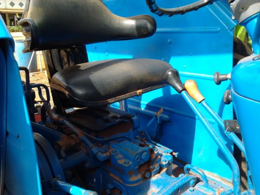 FORD 3930 NEW HOLLAND - 2 เพลา สภาพดีมากสวยจัดทั้งคันเหมือนใหม่ 60 แรง เกียร์ 8X8 เครื่องแรงดีกำลังไม่ตก ปั๊มเช็คใหม่เอี่ยม อุปกรณ์ครบ ยางสภาพดี 80\% เอกสารครบถูกต้องพร้อมใช้งานได้เลยครับ