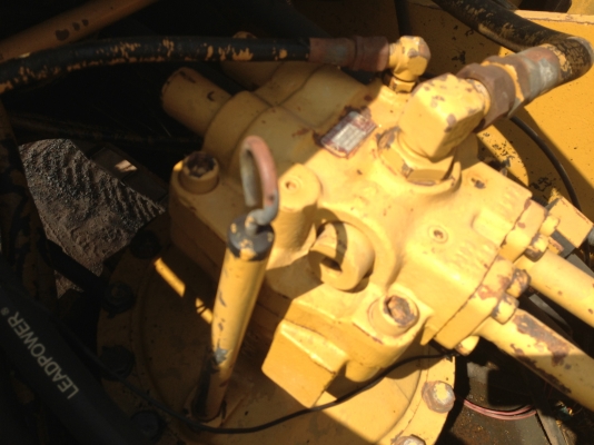 ขายรถแบ็คโฮ CAT E200B นำเข้าจากญี่ปุ่น มี VDO ครับ สภาพสวย คอนโทรลสั้น ติดต่อ 089-8368497/081-2990958