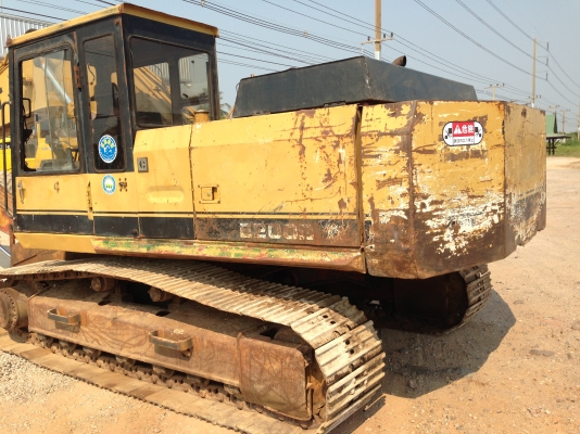 ขายรถแบ็คโฮ CAT E200B นำเข้าจากญี่ปุ่น มี VDO ครับ สภาพสวย คอนโทรลสั้น ติดต่อ 089-8368497/081-2990958