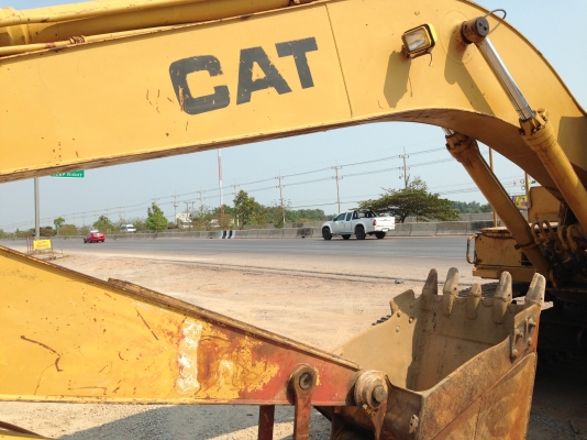 ขายรถแบ็คโฮ CAT E200B นำเข้าจากญี่ปุ่น มี VDO ครับ สภาพสวย คอนโทรลสั้น ติดต่อ 089-8368497/081-2990958