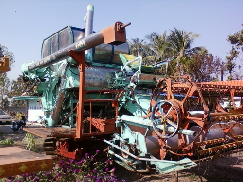 ขายรถเกี่ยวข้าว มีอุ้ม ไซโลปรับระดับ เครื่องยนต์ HO7C TURBO ตัวเดิน 12