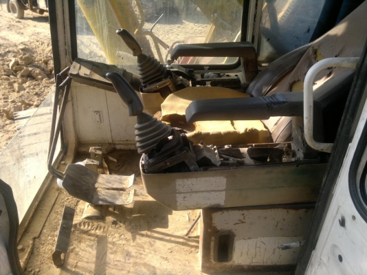 ขายรถแบคโฮ KOMATSU PC-200-5 ตูดแดง ครอนโทรนสั้น พร้อมใช้ ไฟฟ้า โซ้ 85\% ราคาย้อมๆตามสภาพ สนใจริบจองเลย