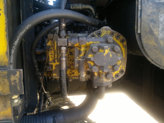 ขายรถแบคโฮ KOMATSU PC-200-5 ตูดแดง ครอนโทรนสั้น พร้อมใช้ ไฟฟ้า โซ้ 85\% ราคาย้อมๆตามสภาพ สนใจริบจองเลย